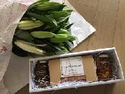 ユリの花束とノースファームストックのハニーナッツギフト