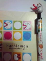 ハチエモンボールペンとノート